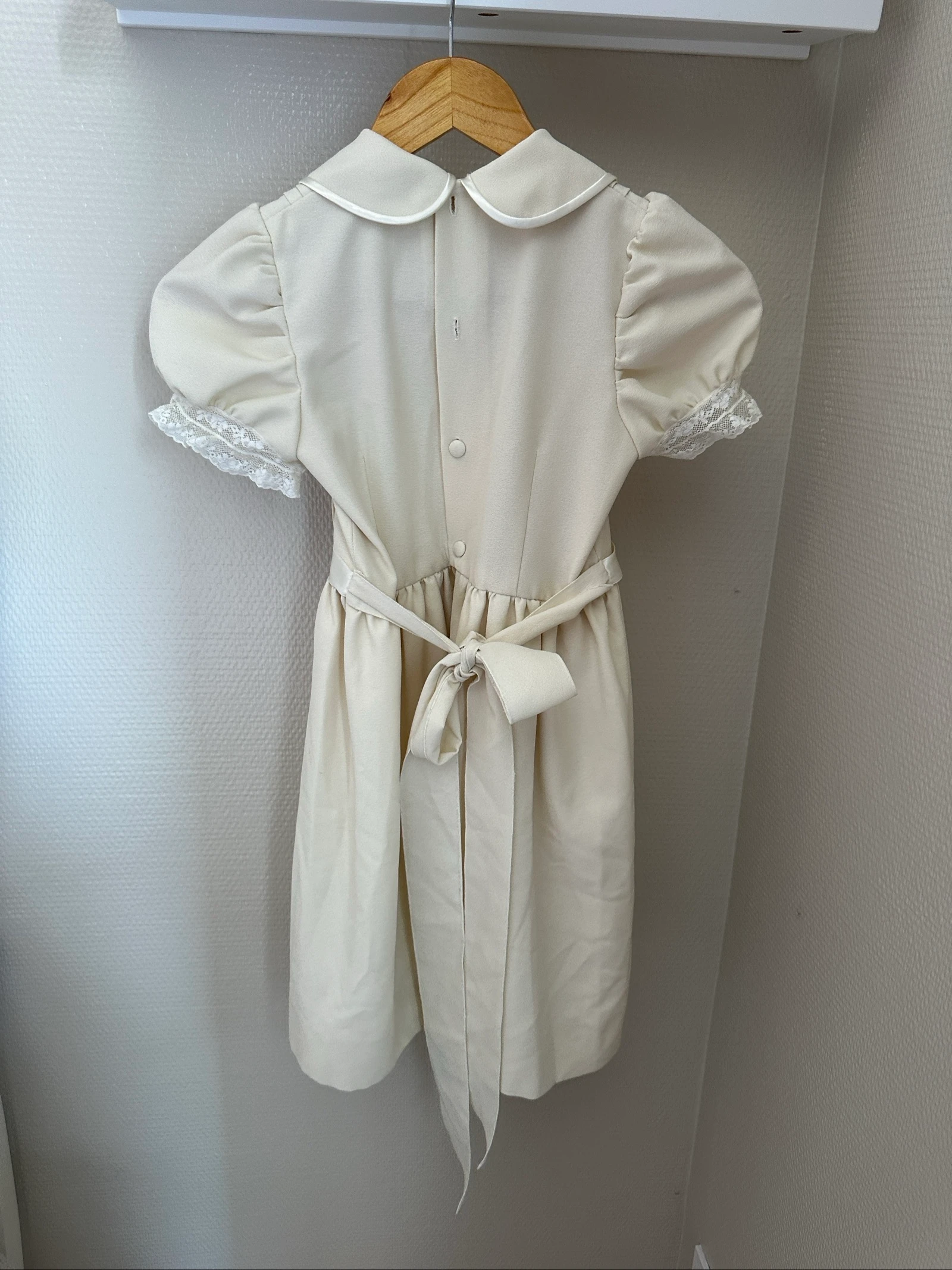 Ecru ceremony dress with lace – 8 years – photo 4